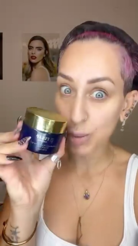 הידעת?! שסרום לפנים הוא מוצר עוצמתי יותר מקרם לחות, כיוון שהוא מכיל ריכוז גבוה של רכיבים פעילים. בזכות מרקמו הקל, הסרום חודר לעומק העור במהירות ומטפל באופן ממוקד בצרכים שונים, כמו לחות, הבהרה, אנטי-אייג’ינג ואיזון. השימוש בו לפני קרם לחות יגביר את האפקטיביות של שגרת הטיפוח שלך